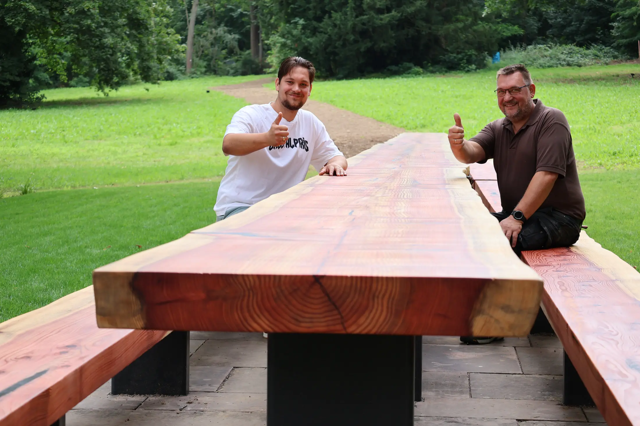 Robin und Norman Knauer mit regionalem Massivholz